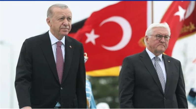 Cumhurbaşkanı Erdoğan, Almanya Cumhurbaşkanı Steinmeier'e tarihi mektubun birebir basımını hediye etti